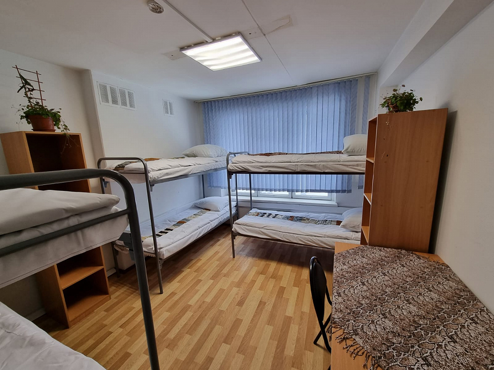 Одноярусная кровать в хостеле. Сколько стоит снимать общежитие